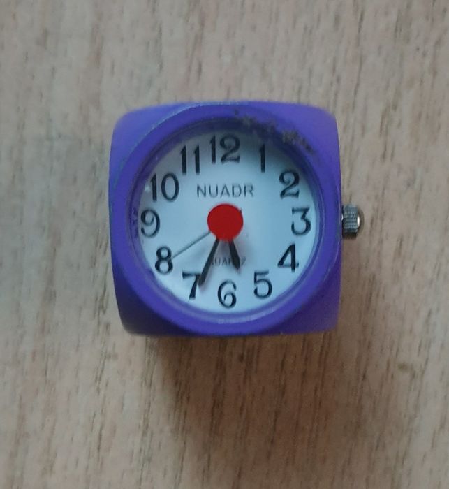 Продам настенные кварцевые часы.