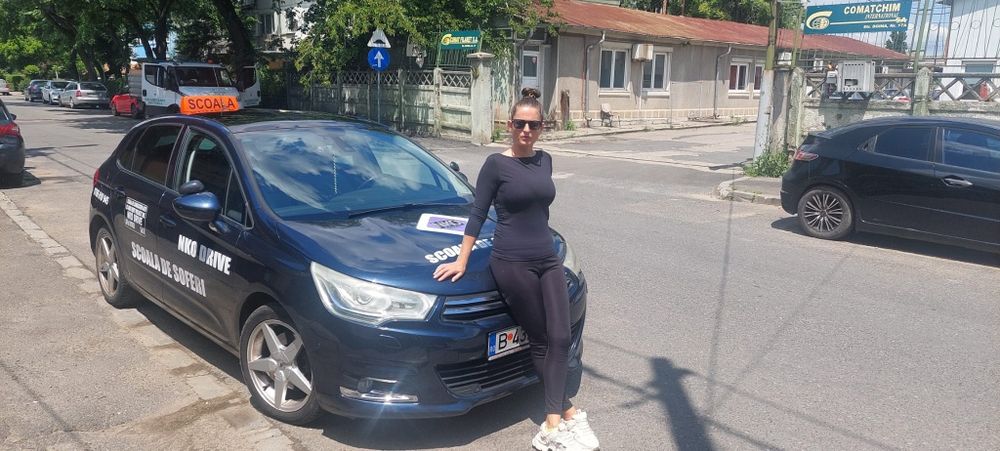 Instructor auto - Profesor de legislație rutieră.