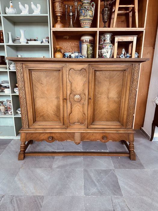 Антикварен дъбов шкаф / буфет с резба и фурнир