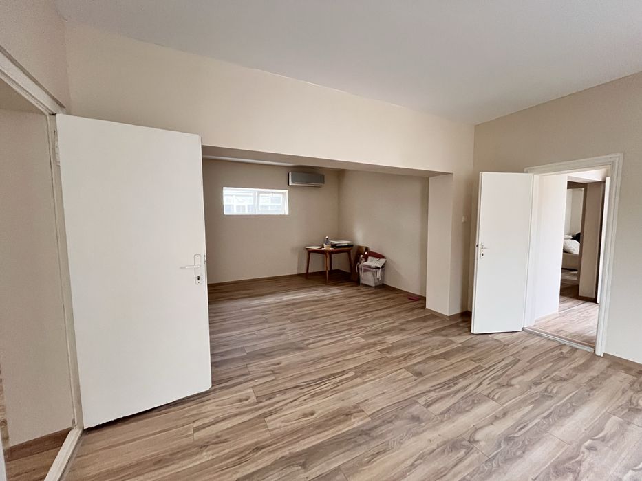 Продава се Офис в Добрич, Център - 1169 кв.м за 514 €/кв.м - Снимка #9