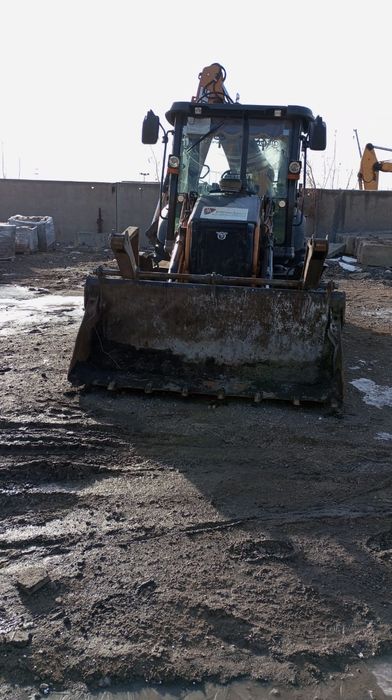 Экскаватор-погрузчик 3 в 1