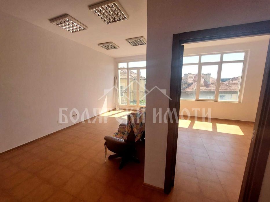 Дава се под наем Офис в Велико Търново, Център - 47 кв.м за 336.6 € - Снимка #2