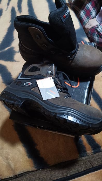 Продам спец. обувь с подноском.