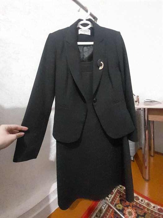 Ayollar kastyum yubkasi sotiladi