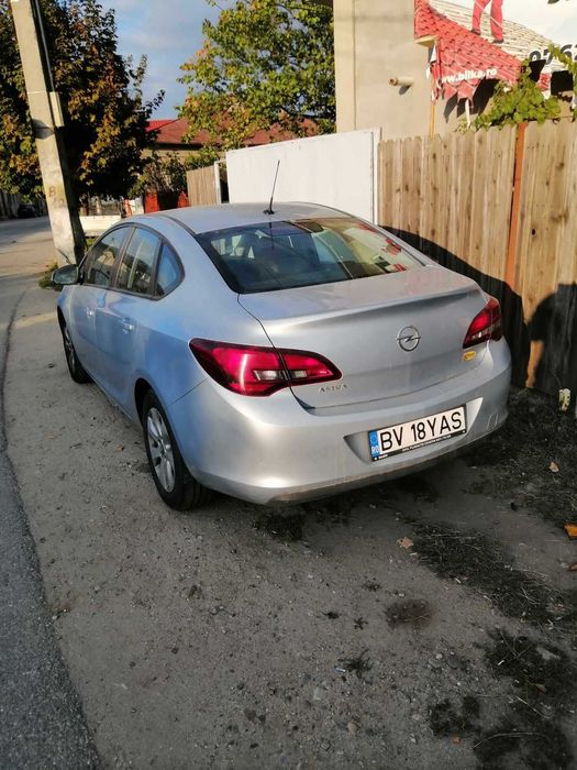 Vând autoturism Opel Astra J