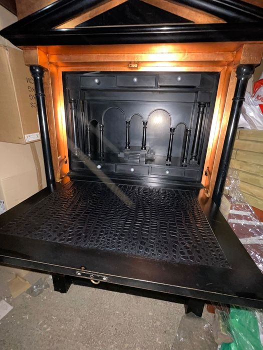 Красив античен шкаф с дърворезби