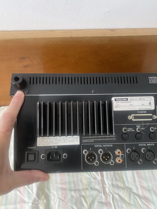 Studio Tascam DM 24 моторизирани феидъри