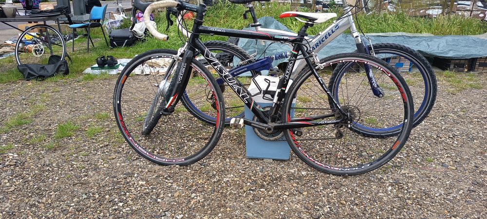 Bicicleta cursieră din carbon