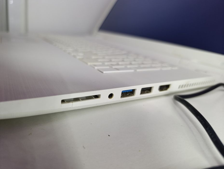 Laptop 17.3 alb Toshiba office Intel i3 cu 8gb ram