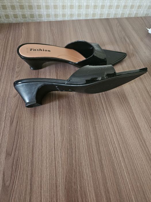 Продам шлепки босоножки