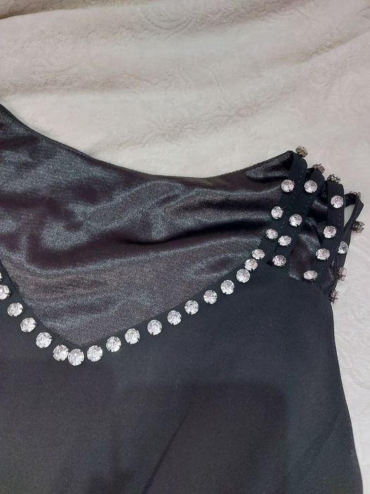 Красива черна рокля с камъчета