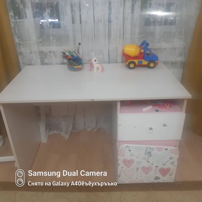 Срочно продам детские столы для девочки и мальчика
