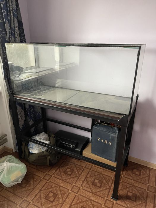 Аквариум вместе с мощной подставкой.