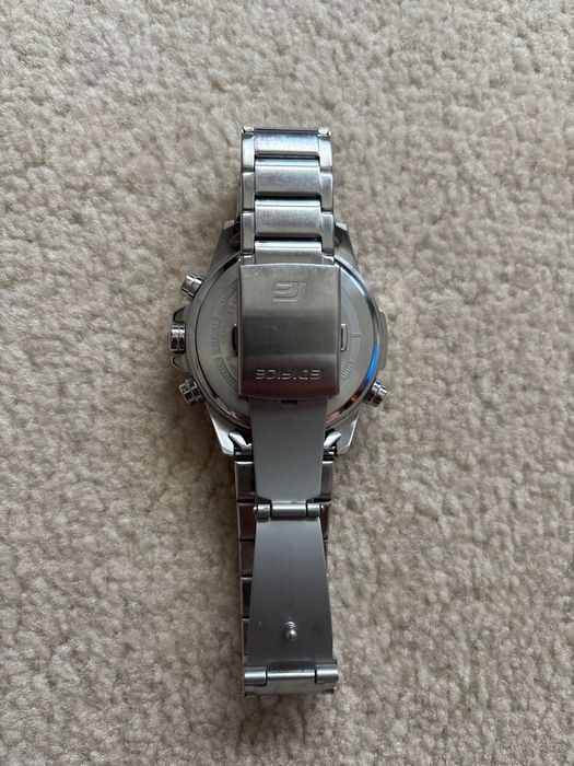 Часовник CASIO E