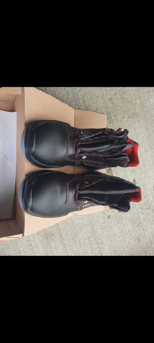 Vând două perechi de Bocanci Drumetii.