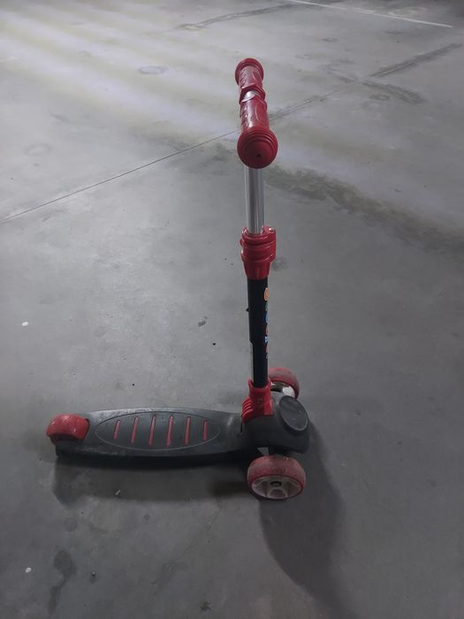 Vând trotineta și bicicleta în stare foarte bună fiecare. Mai mult prăfuite  la subteran decât utilizate. Se pot vinde împreună sau separat. Pret bun!