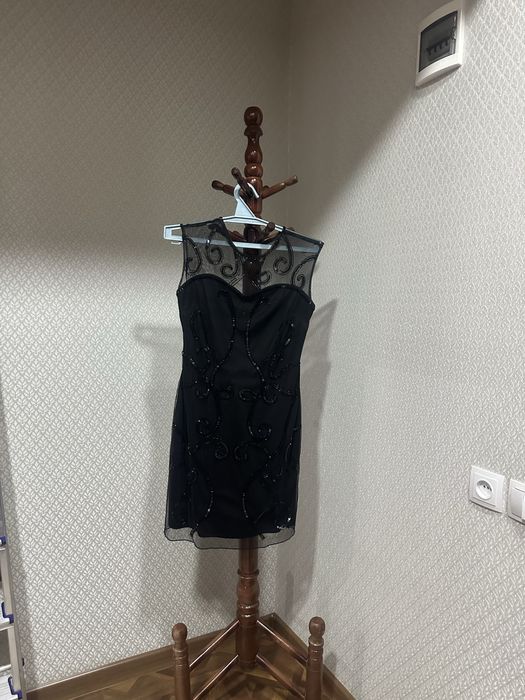 Платье на подкладе , чуть выше колен, вышито вручную