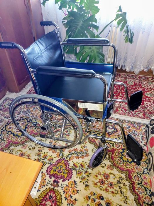 Scaun cu rotile cu antrenare manuală