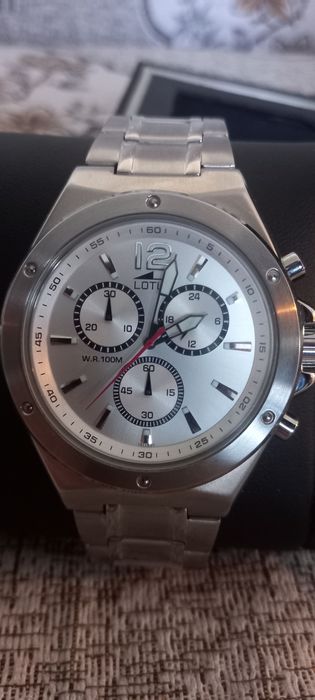 Продам часы новые Lotus