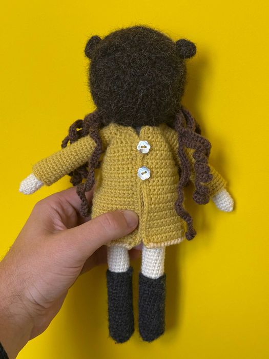 Ръчно плетена кукла от мерино вълна