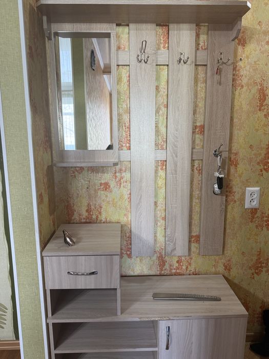 Продам прихожую с зеркалом