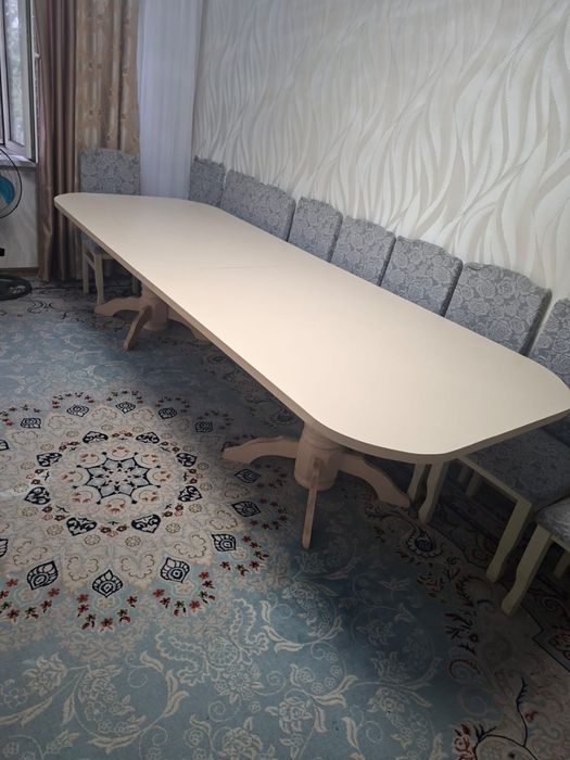 Стол и стуля.
