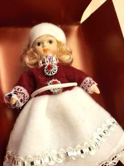 Papusi in miniatura din ceramica si textil