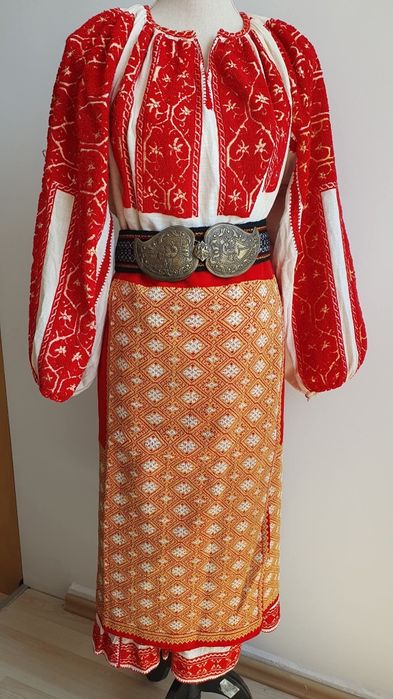 Costum popular (ie/camasa cu poala, catrinte, sorturi, fote, oprege)