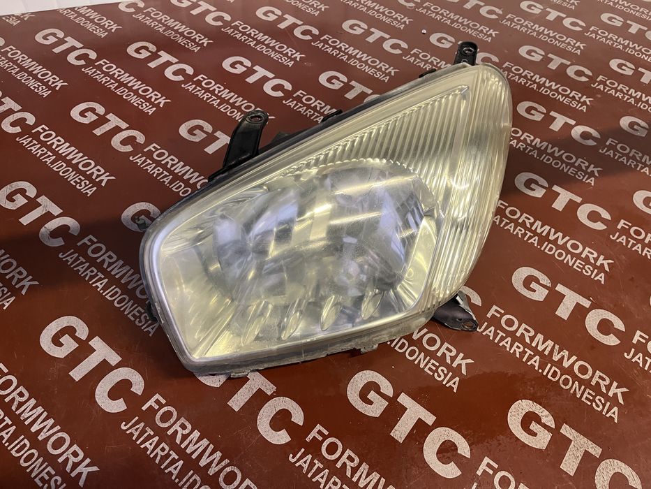 Ляв и десен фар Toyota Rav4 XA20 (2000-2005)