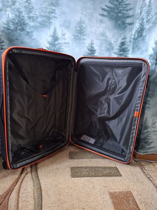 Продам новый дорожный чемодан