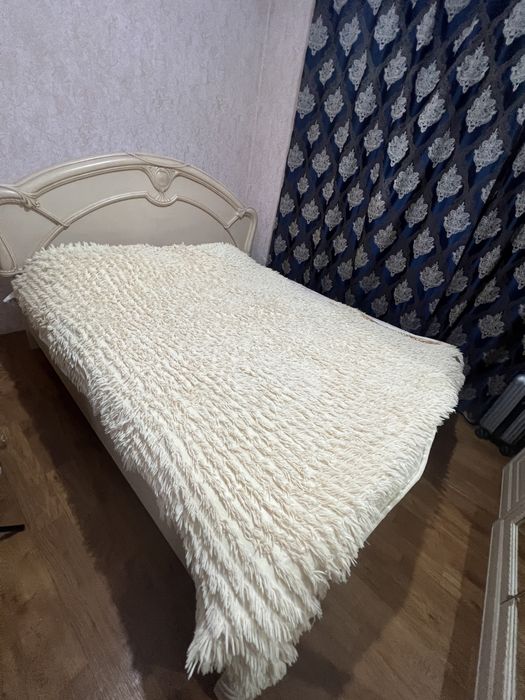 Кровать двухспальная с матрацем