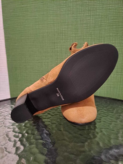 Botine de culoare camel din piele întoarsă, mărimea 38 Lola Gonzales