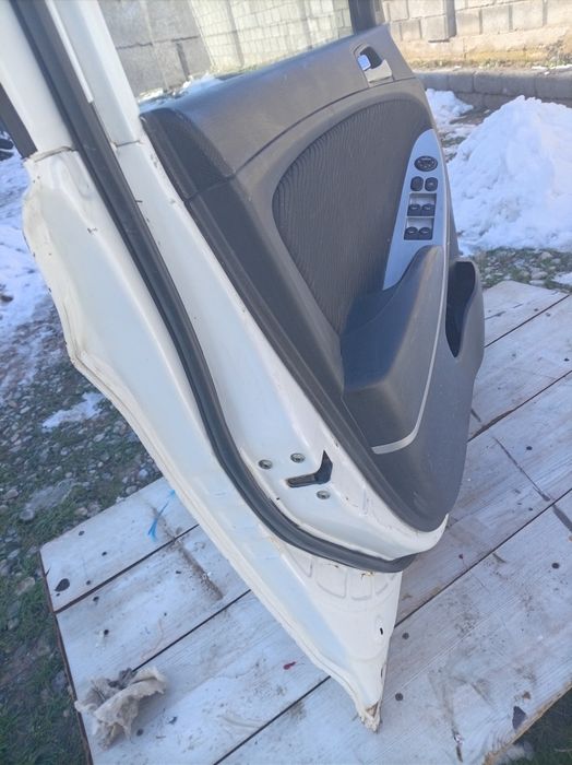 Продам дверь на Хюндай акцент