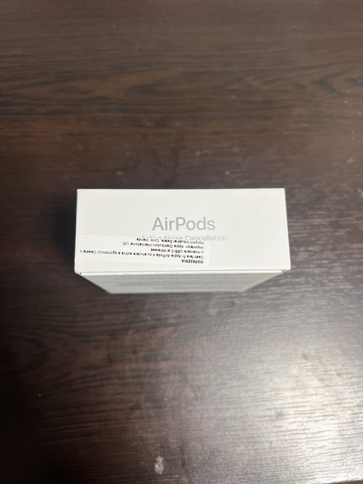 AirPods 4 cu Noise Cancelling