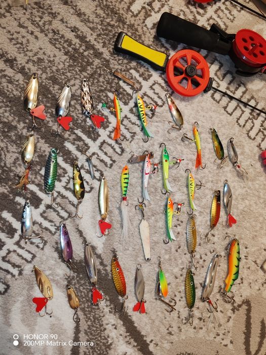 Продам рыбаловные снасти зимней