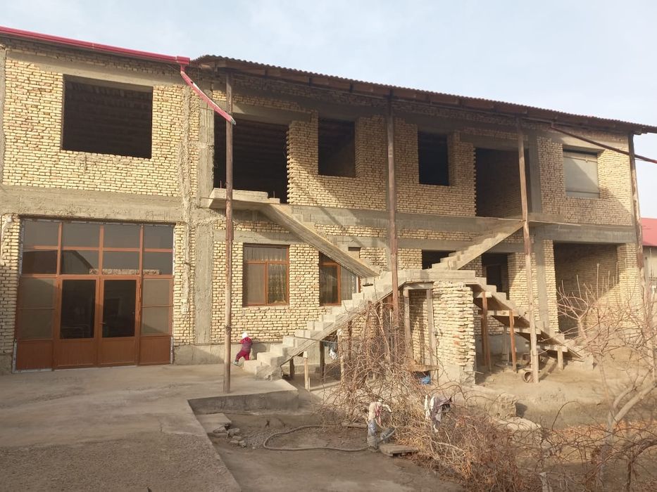 Курилиши тугалланмаган ховли