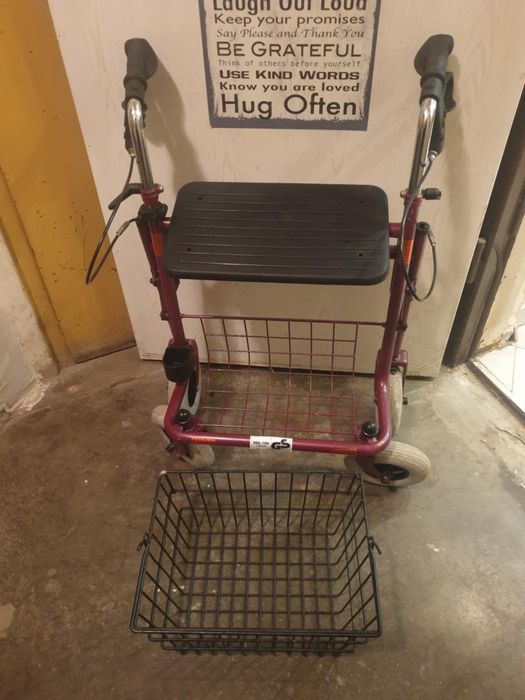 Проходилка / ролатор за възрастни