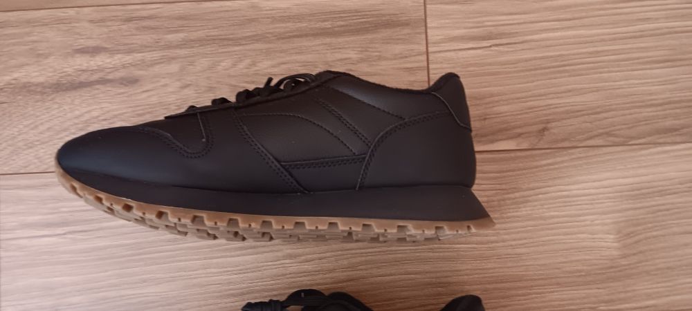 Продавам кожени маратонки на фирмата Зара