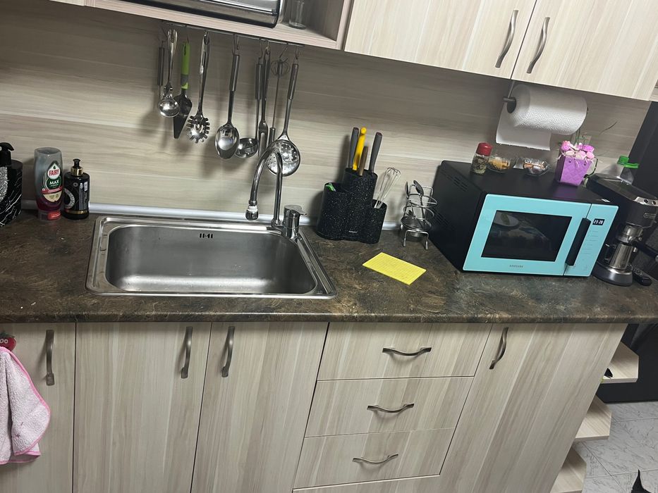 Кухня с мивка и плот,като нова,много запазена.