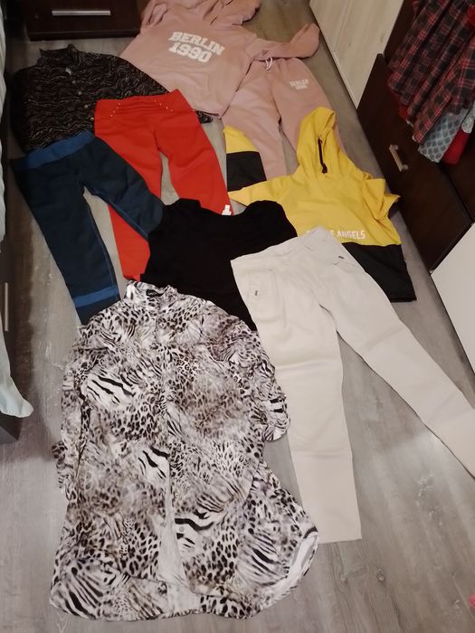 Lot m contine bluze pantaloni  colant
