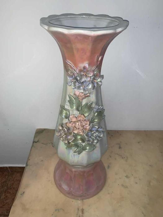 Pedistal vaza din portelan cu ornament floral 3D