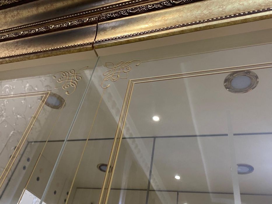 Продается сервант хорошего качества!