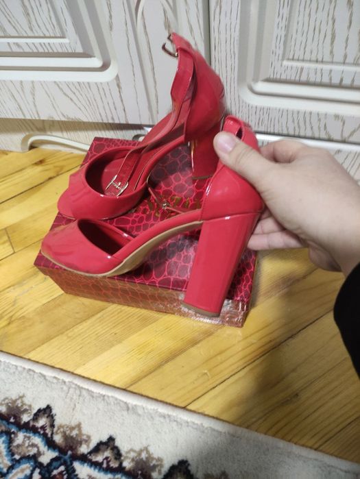 Босоножки с каблуком