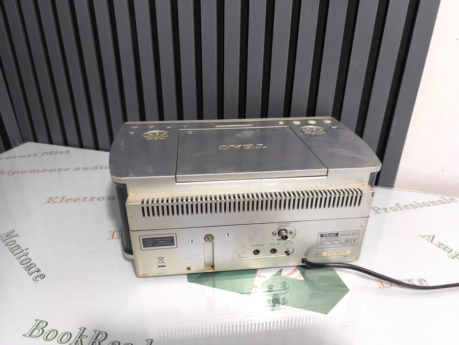 CD Receiver TEAC SX, cu radio FM, intrare AUX si iesire casti