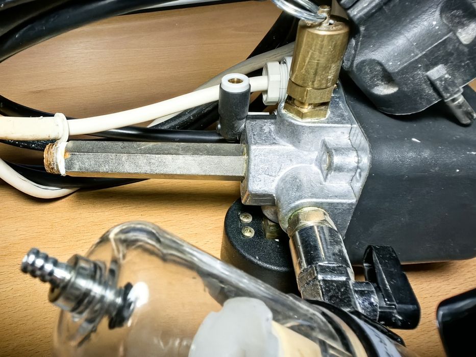 Пневматичен филтър регулатор AFR-2000 колплект с пресостат MDR 2-EA/11