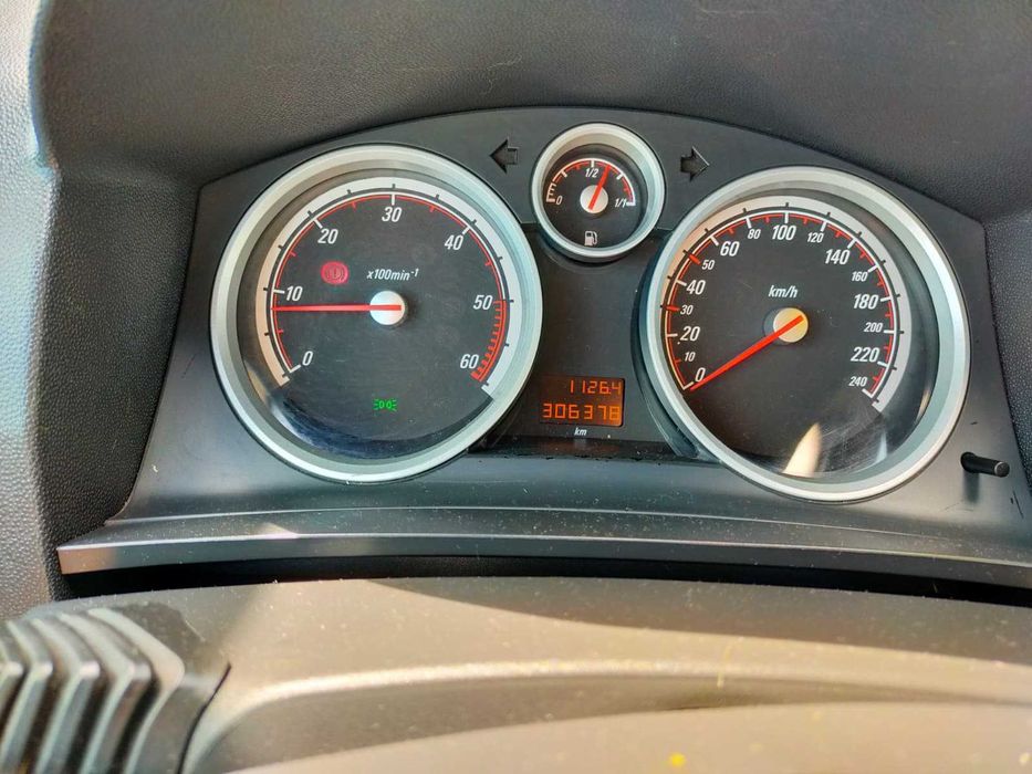 Mașină Opel Zafira