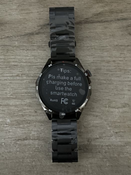 Smartwatch nou nefolosit cu folie de protecție pe ecran