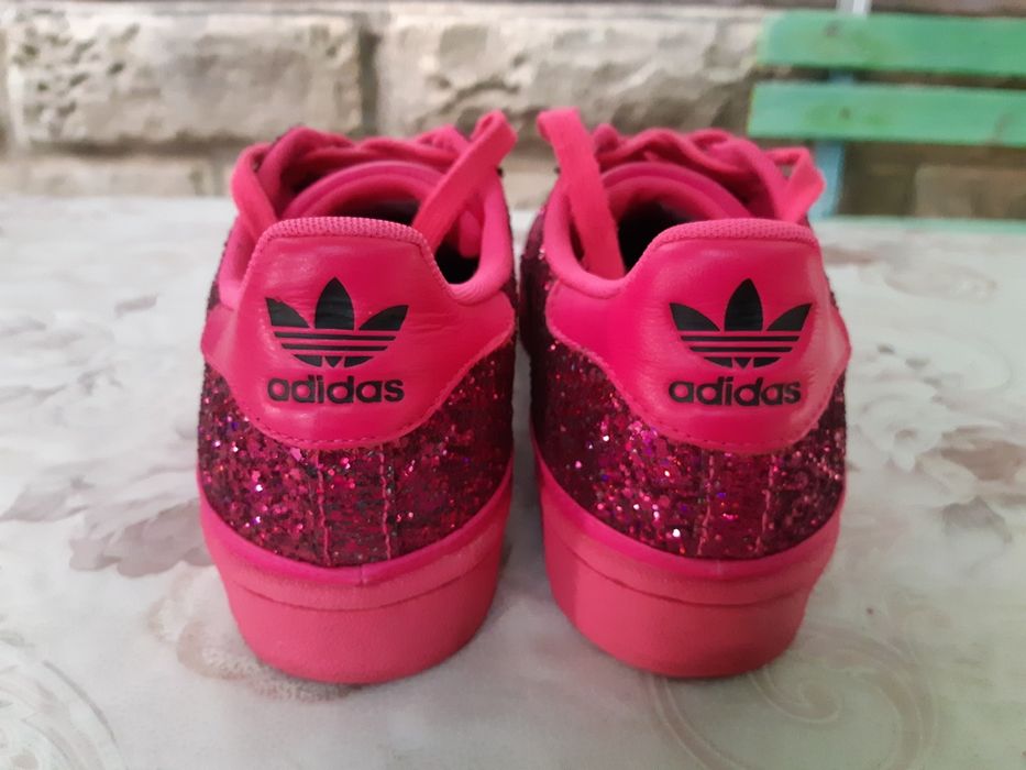 Уникални дамски кецове Adidas la marque aux 3 bandes