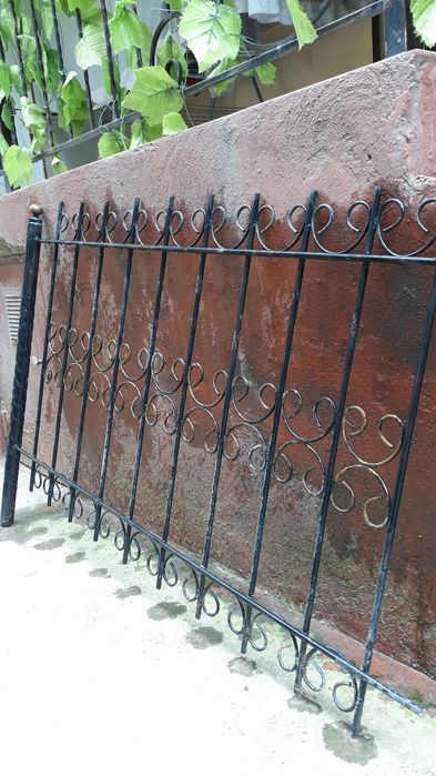Железный кованные ограждения. Цвет чёрный. Можно как решётка установит