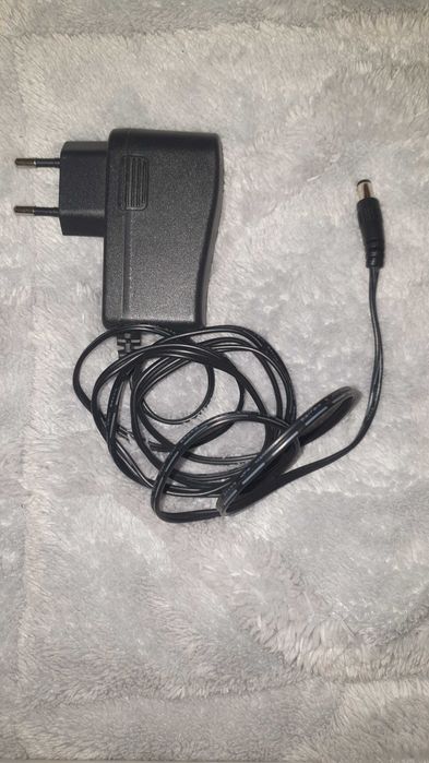 2 бр. Адаптори: 220V  към 12V и 220V към 15V